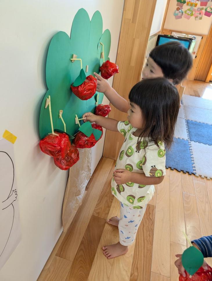 りんご狩りに行ったよ（1・2歳児クラス）｜認定こども園 北見のぞみ幼稚園